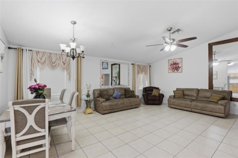 House in Orlando, Florida 4 bedrooms, 183.67 sq.m. № 2215876 - photo 5