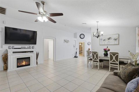 House in Orlando, Florida 4 bedrooms, 183.67 sq.m. № 2215876 - photo 8