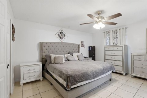 House in Orlando, Florida 4 bedrooms, 183.67 sq.m. № 2215876 - photo 14