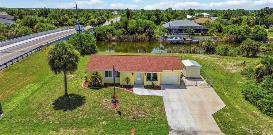 House in Port Charlotte, Florida 3 bedrooms, 85.28 sq.m. № 2157151