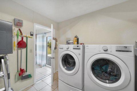 House in Port Charlotte, Florida 3 bedrooms, 85.28 sq.m. № 2157151 - photo 13