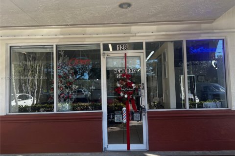 Shop in Weston, Florida № 1210291 - photo 1