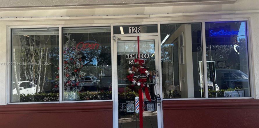 Shop in Weston, Florida № 1210291