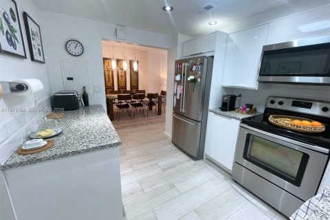 Condo in Sunny Isles Beach, Florida, 2 bedrooms  № 2046044 - photo 2