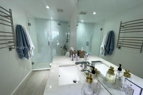 Condo in Sunny Isles Beach, Florida, 2 bedrooms  № 2046044 - photo 11