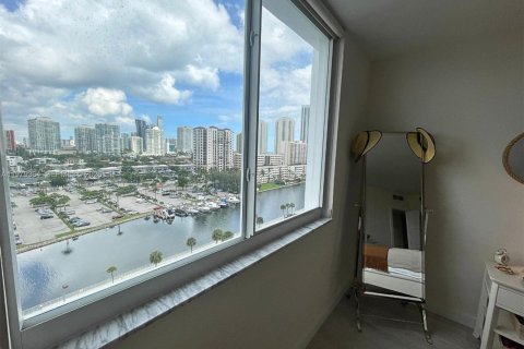 Condo in Sunny Isles Beach, Florida, 2 bedrooms  № 2046044 - photo 16