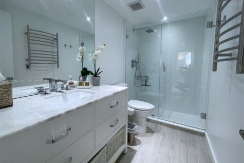 Condo in Sunny Isles Beach, Florida, 2 bedrooms  № 2046044 - photo 8