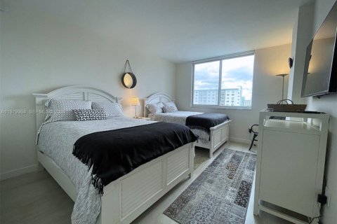 Condo in Sunny Isles Beach, Florida, 2 bedrooms  № 2046044 - photo 10
