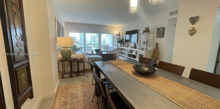 Condo in Sunny Isles Beach, Florida, 2 bedrooms  № 2046044