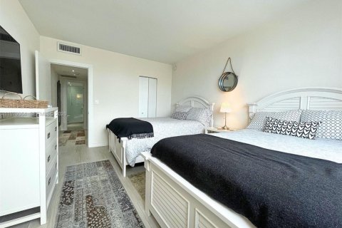 Condo in Sunny Isles Beach, Florida, 2 bedrooms  № 2046044 - photo 9