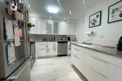 Condo in Sunny Isles Beach, Florida, 2 bedrooms  № 2046044 - photo 3