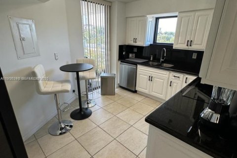 Condo in Aventura, Florida, 2 bedrooms  № 2242746 - photo 17
