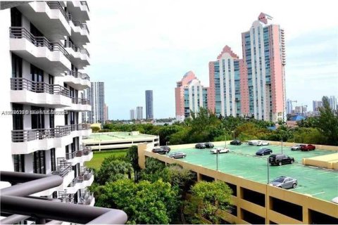 Condo in Aventura, Florida, 2 bedrooms  № 2242746 - photo 28