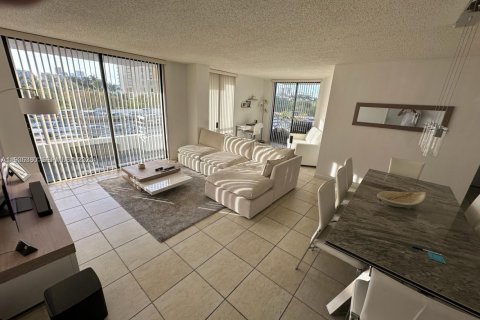 Condo in Aventura, Florida, 2 bedrooms  № 2242746 - photo 20
