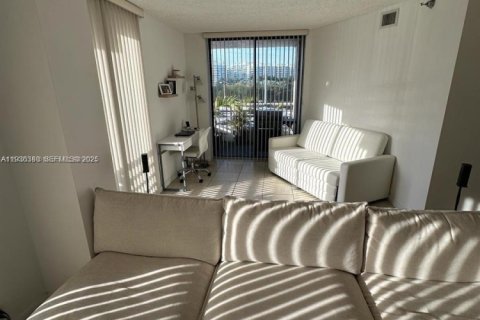 Condo in Aventura, Florida, 2 bedrooms  № 2242746 - photo 15