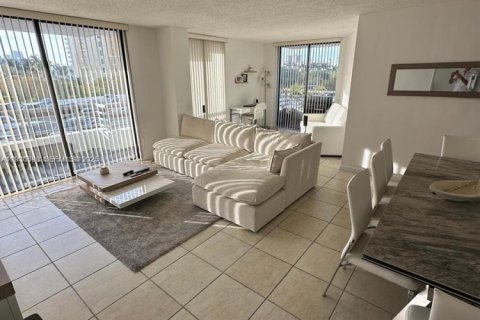 Condo in Aventura, Florida, 2 bedrooms  № 2242746 - photo 22