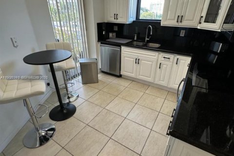 Condo in Aventura, Florida, 2 bedrooms  № 2242746 - photo 18