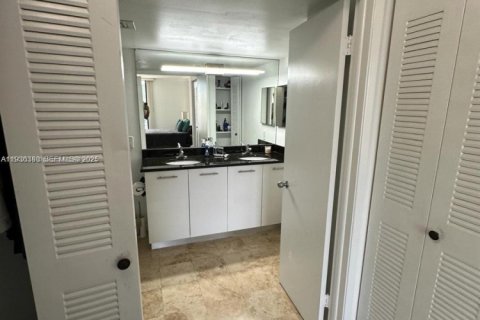 Condo in Aventura, Florida, 2 bedrooms  № 2242746 - photo 11