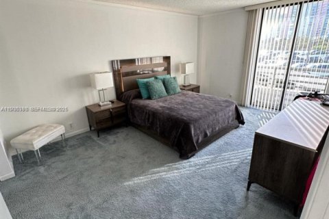 Condo in Aventura, Florida, 2 bedrooms  № 2242746 - photo 13