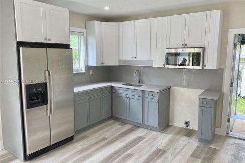 Casa en alquiler en Miami, Florida, 1 dormitorio, 69.68 m2 № 2030612 - foto 3