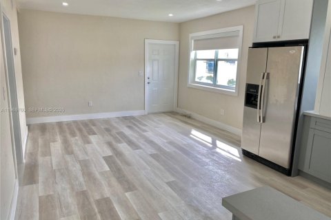 Casa en alquiler en Miami, Florida, 1 dormitorio, 69.68 m2 № 2030612 - foto 2