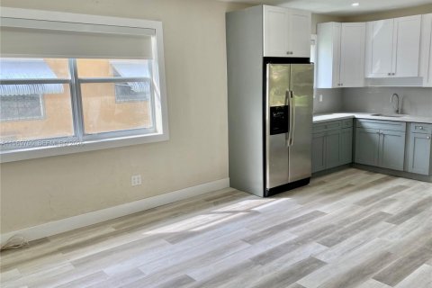 Casa en alquiler en Miami, Florida, 1 dormitorio, 69.68 m2 № 2030612 - foto 8