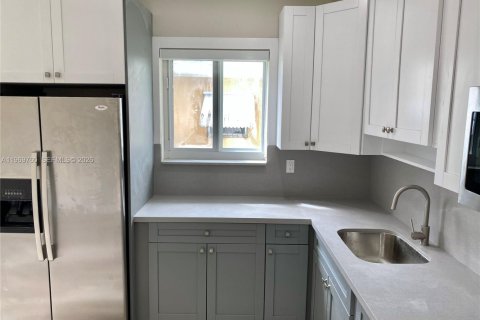 Casa en alquiler en Miami, Florida, 1 dormitorio, 69.68 m2 № 2030612 - foto 4