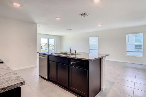 House in Wimauma, Florida 5 bedrooms, 234.3 sq.m. № 1910778 - photo 3