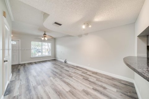 Touwnhouse à vendre à Tamarac, Floride: 2 chambres, 103.12 m2 № 1868130 - photo 6