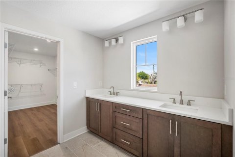 Casa en venta en Saint Petersburg, Florida, 5 dormitorios, 216.18 m2 № 2152389 - foto 18
