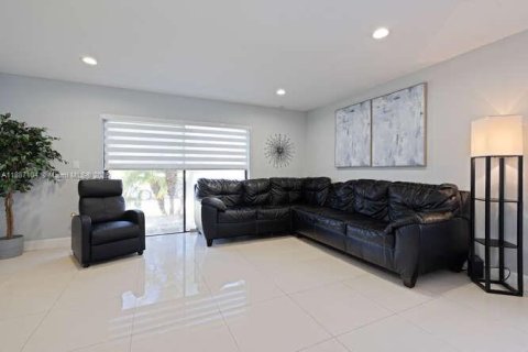 House in Miami, Florida 3 bedrooms, 154.4 sq.m. № 1948627 - photo 4