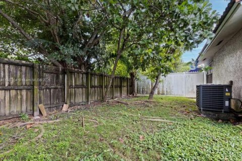 House in Miami, Florida 3 bedrooms, 154.4 sq.m. № 1948627 - photo 17