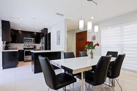 House in Miami, Florida 3 bedrooms, 154.4 sq.m. № 1948627 - photo 6