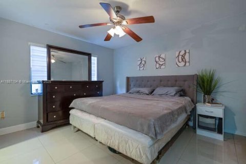 House in Miami, Florida 3 bedrooms, 154.4 sq.m. № 1948627 - photo 11