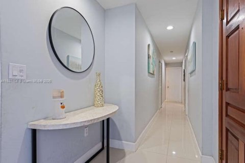 House in Miami, Florida 3 bedrooms, 154.4 sq.m. № 1948627 - photo 3