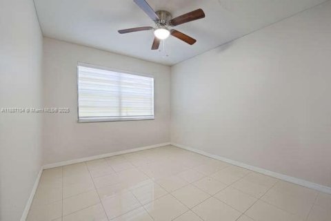 House in Miami, Florida 3 bedrooms, 154.4 sq.m. № 1948627 - photo 13