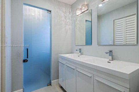 House in Miami, Florida 3 bedrooms, 154.4 sq.m. № 1948627 - photo 12