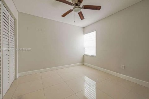 House in Miami, Florida 3 bedrooms, 154.4 sq.m. № 1948627 - photo 15