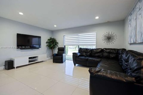 House in Miami, Florida 3 bedrooms, 154.4 sq.m. № 1948627 - photo 5