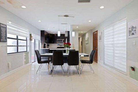House in Miami, Florida 3 bedrooms, 154.4 sq.m. № 1948627 - photo 7