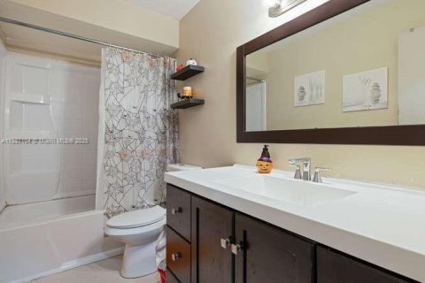 House in Miami, Florida 3 bedrooms, 154.4 sq.m. № 1948627 - photo 14