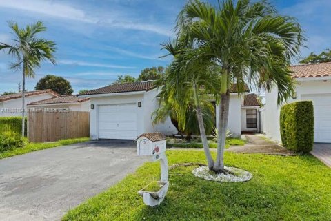 House in Miami, Florida 3 bedrooms, 154.4 sq.m. № 1948627 - photo 1