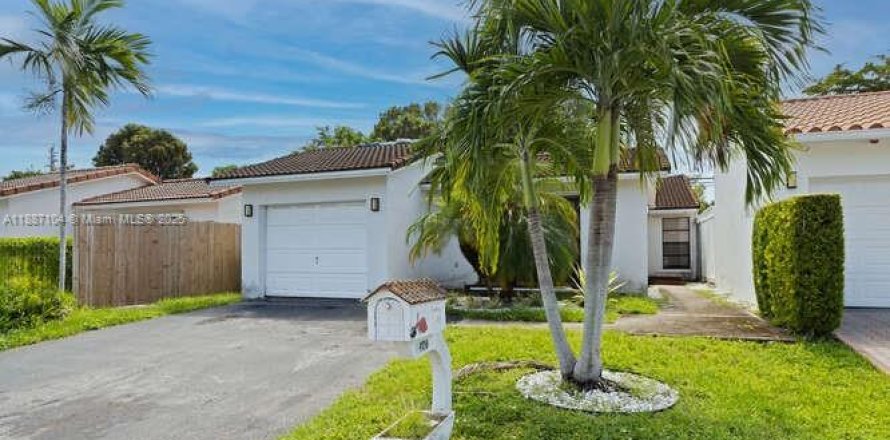 House in Miami, Florida 3 bedrooms, 154.4 sq.m. № 1948627