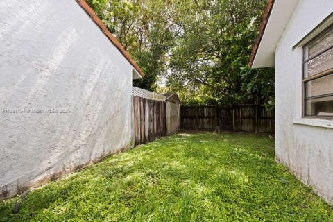 House in Miami, Florida 3 bedrooms, 154.4 sq.m. № 1948627 - photo 16