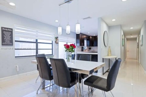 House in Miami, Florida 3 bedrooms, 154.4 sq.m. № 1948627 - photo 8