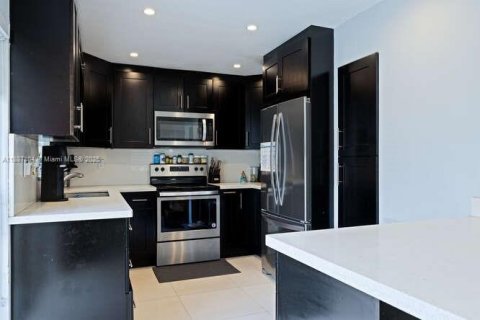 House in Miami, Florida 3 bedrooms, 154.4 sq.m. № 1948627 - photo 9