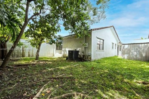 House in Miami, Florida 3 bedrooms, 154.4 sq.m. № 1948627 - photo 18