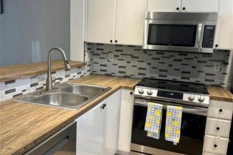 Снять в аренду таунхаус в Хомстед, Флорида 4 спальни, 135.45м2, № 2025392 - фото 5