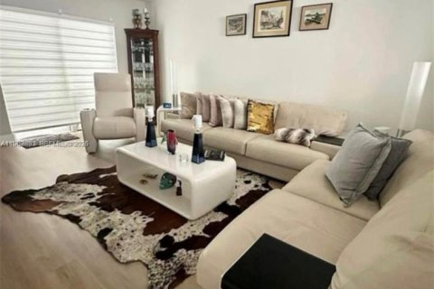 Снять в аренду таунхаус в Хомстед, Флорида 4 спальни, 135.45м2, № 2025392 - фото 4