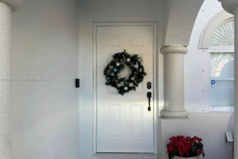 Снять в аренду таунхаус в Хомстед, Флорида 4 спальни, 135.45м2, № 2025392 - фото 2